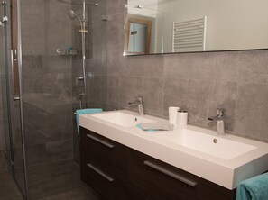 Dusche, Haartrockner, Handtücher