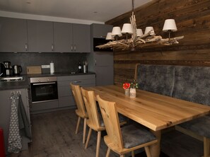 Microondas, horno, placa de cocina y lavavajillas