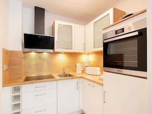 Fridge, oven, dishwasher, cookware/dishes/utensils