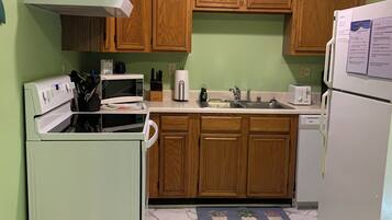 雪櫃、微波爐、焗爐、爐具