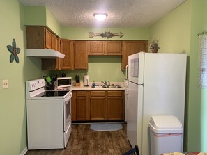 Kjøleskap, mikrobølgeovn, ovn og kokeplater