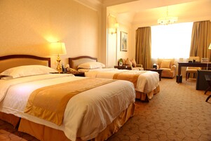 Business Twin Room, Non Smoking | Premium bedding, minibar, in-room safe, desk