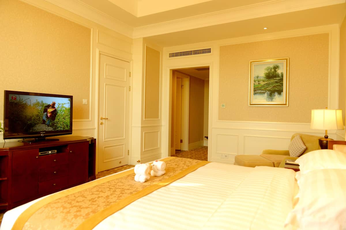Phòng đôi Business | Bộ đồ giường cao cấp, minibar, két bảo mật tại phòng, bàn