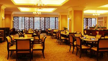 Daily buffet breakfast (CNY 40 per person)