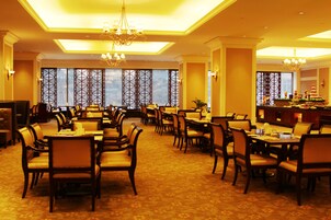 Daily buffet breakfast (CNY 40 per person)