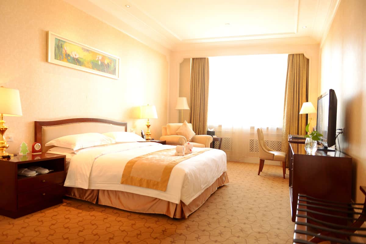 Phòng Suite Deluxe | Bộ đồ giường cao cấp, minibar, két bảo mật tại phòng, bàn