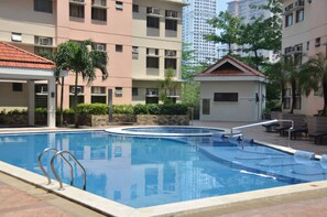 Outdoor pool - A Homey Place Manila, 1 Bedroom (Manila)