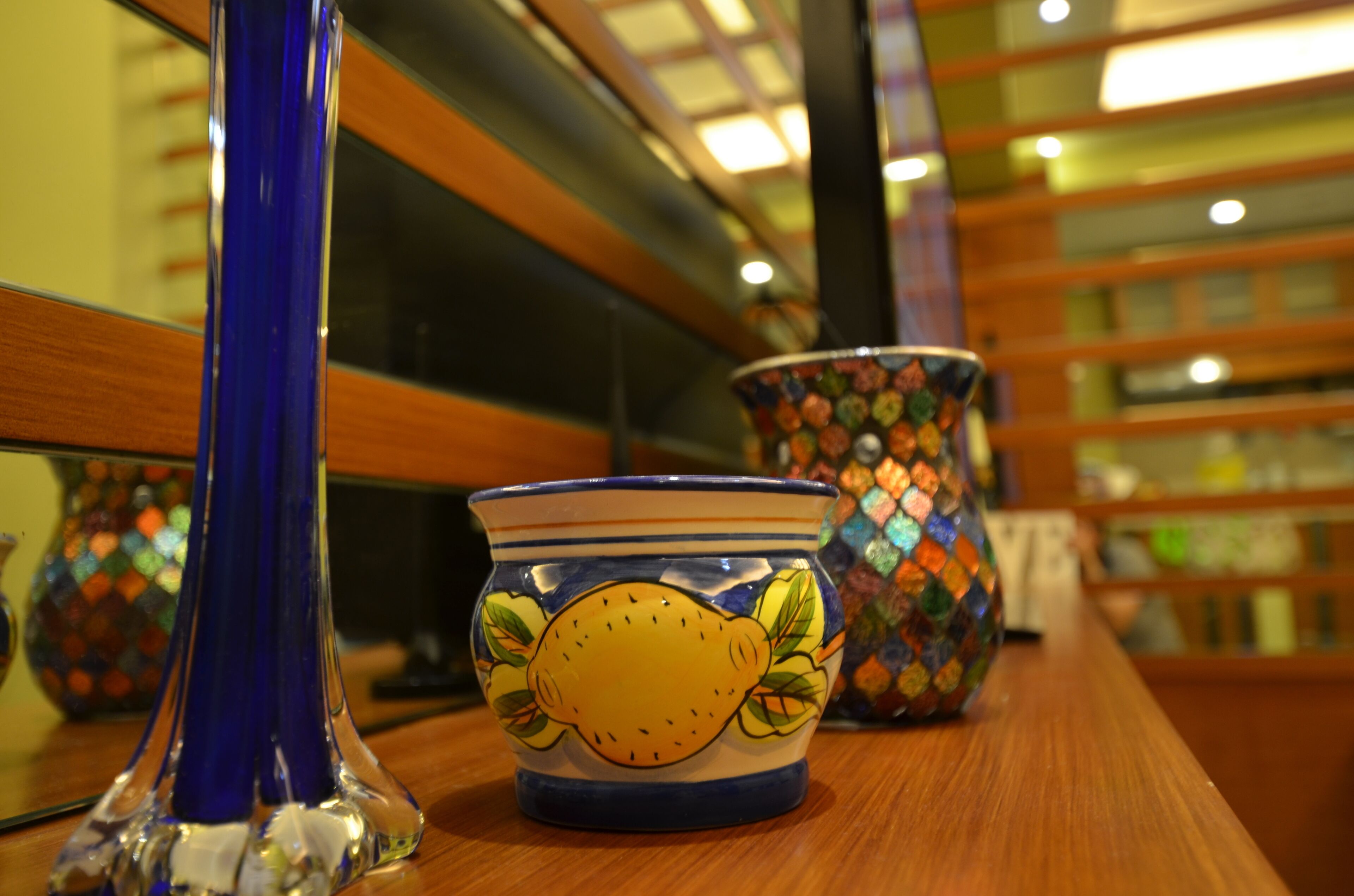 Una mesa con jarrones decorativos y un florero de vidrio transparente.