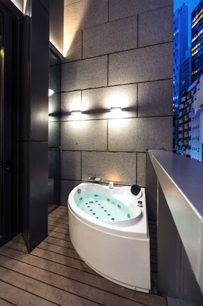 Elite Studio Suite, 1 Katil Raja (King), Non Smoking, Balcony | Peti besi dalam bilik, meja, seterika/papan seterika, Wi-fi 