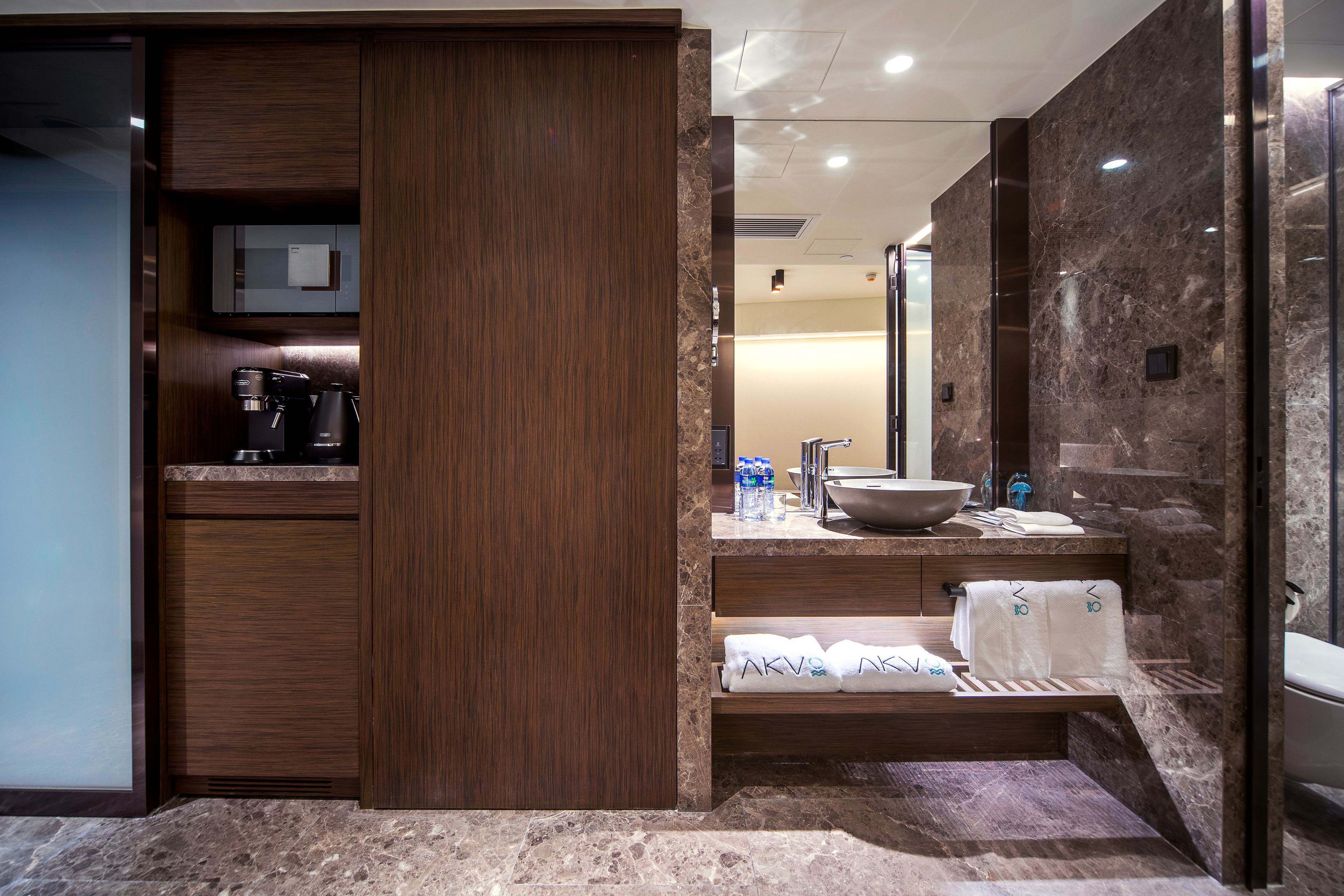 double room, 1 king bed, non smoking, city view | in-room safe, desk, iron/ironing board, wifi