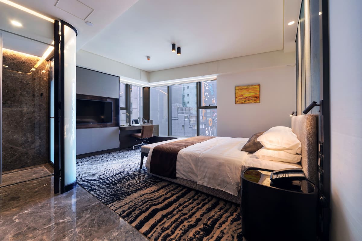 Tweepersoonskamer, 1 kingsize bed, niet-roken, uitzicht op de stad | Een kluis op de kamer, een bureau, een strijkplank/strijkijzer, wifi