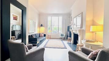 Smart TV, caminetto, lettore DVD