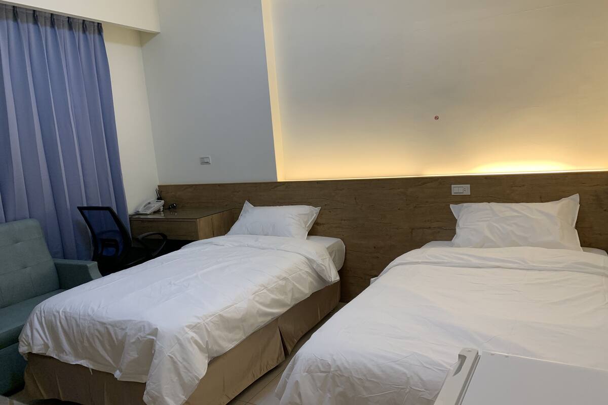 Design kamer, 1 twee- of 2 eenpersoonsbedden, 2 eenpersoonsbedden, niet-roken | Individueel gedecoreerd, een bureau, verduisterende gordijnen