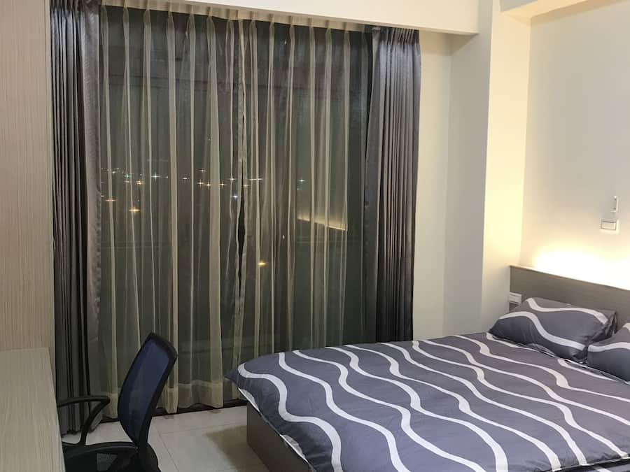 Décoration personnalisée, bureau, rideaux occultants, Wi-Fi gratuit