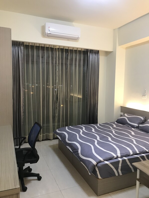 Decoración personalizada, escritorio, cortinas blackout y wifi gratis