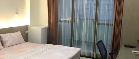 Individually decorated, desk, blackout drapes, free WiFi