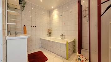 Dusche, Haartrockner, Seife, Toilettenpapier