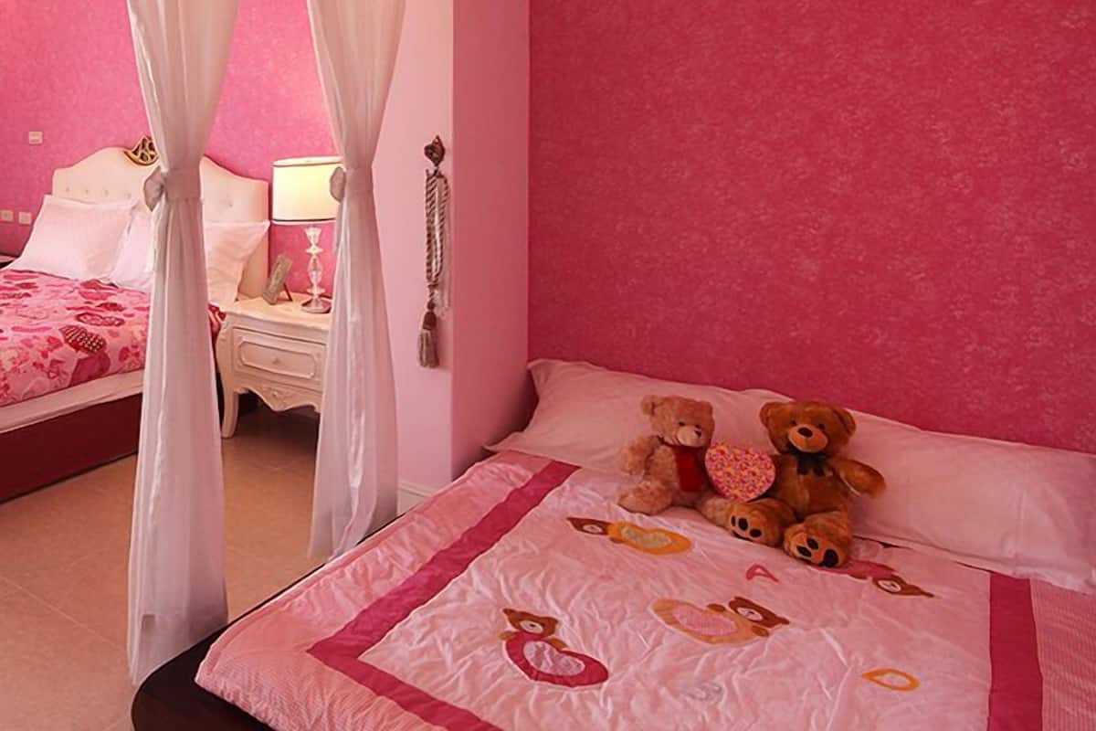 Comfort Quadruple Room | Desk, blackout drapes, free WiFi, bed sheets