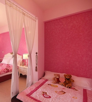 Comfort-Vierbettzimmer | Schreibtisch, Verdunkelungsvorhänge, kostenloses WLAN, Bettwäsche