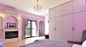 Habitación cuádruple Deluxe | Baño | Regadera, amenidades de baño gratuitas, secadora de cabello, pantuflas