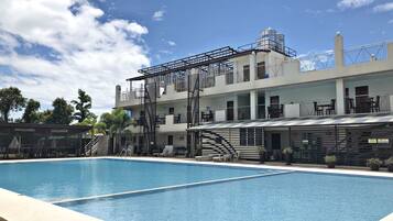 3 piscinas al aire libre, sillones reclinables de piscina