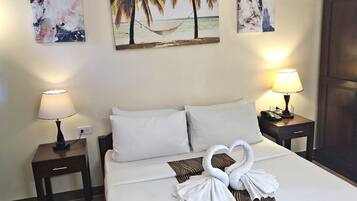 Habitación Deluxe | Espacio para trabajar con laptop, cortinas blackout y insonorización