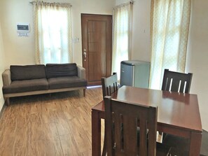 Familien-Suite | Essbereich im Zimmer