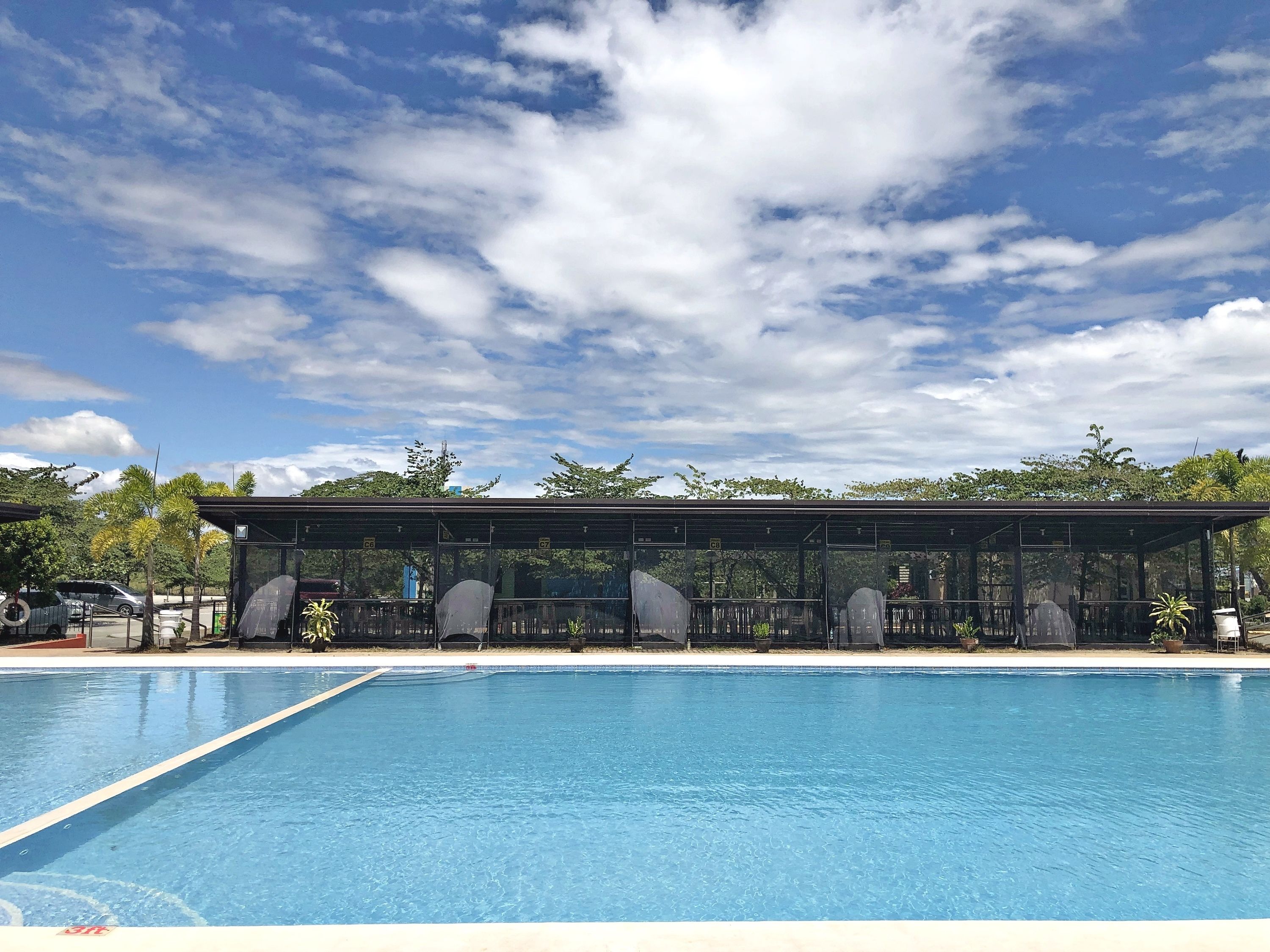 3 من حمّامات السباحة الخارجية، مقاعد للتشمس