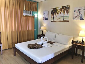 Rom – deluxe | Skrivebord for bærbar PC, blendingsgardiner og lydisolert