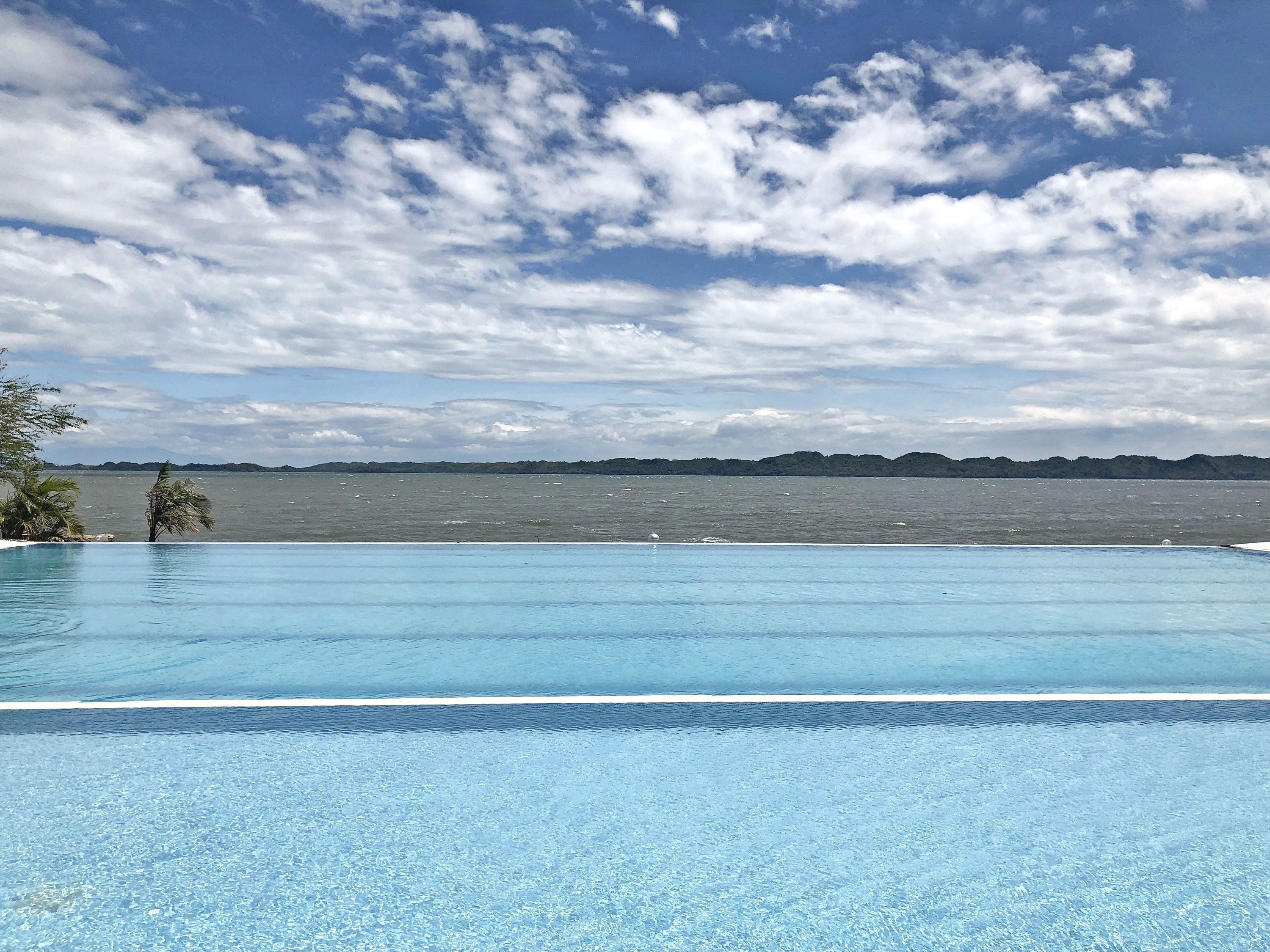 3 piscinas externas, funciona das 8h às 22h, espreguiçadeiras