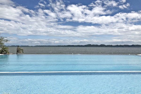 3 kolam renang outdoor, dengan kursi berjemur