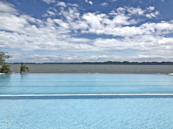 3 สระว่ายน้ำกลางแจ้ง เปิด 8:00 น. ถึง 22:00 น., เก้าอี้อาบแดดริมสระ