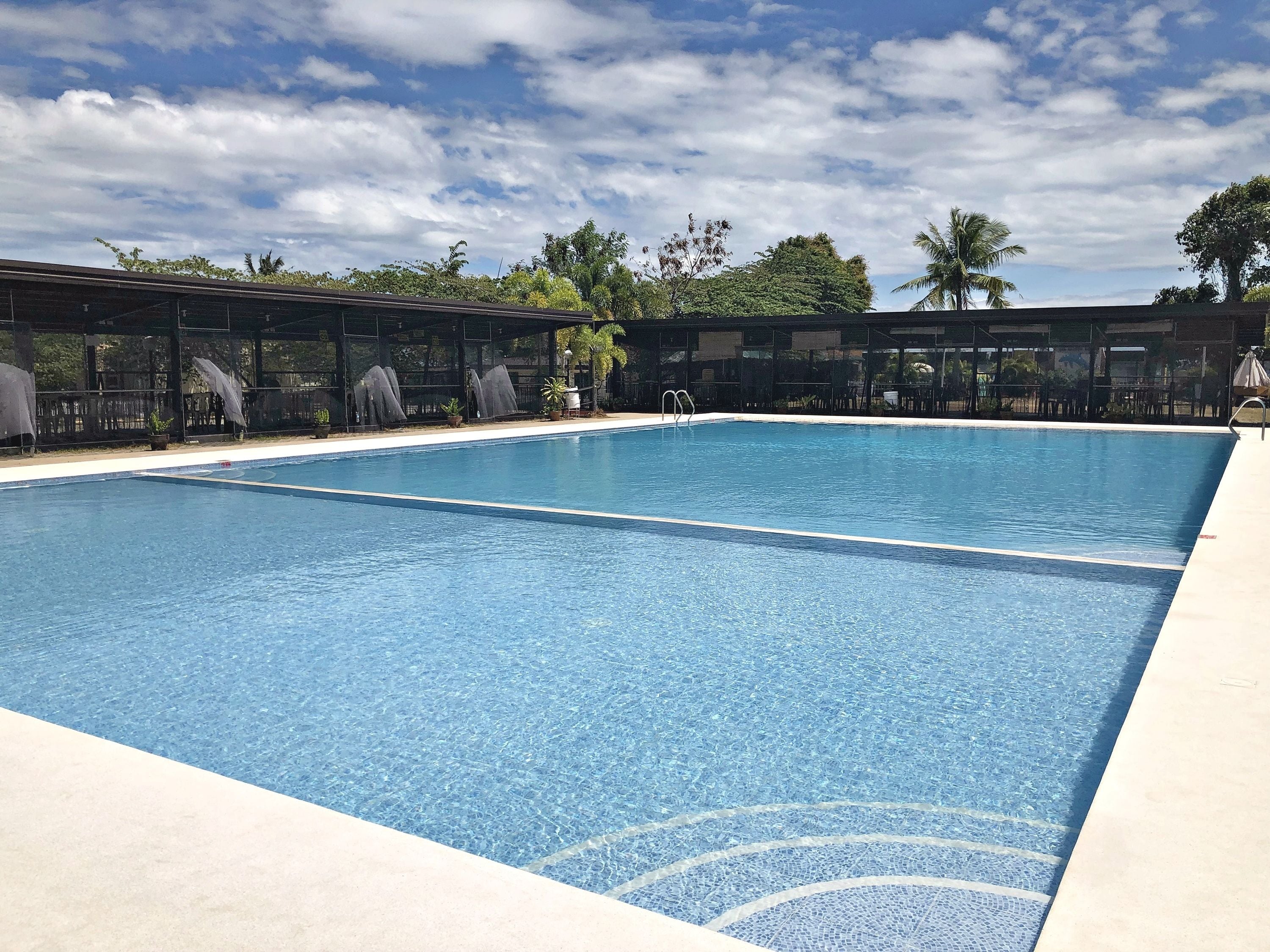 3 piscinas externas, funciona das 8h às 22h, espreguiçadeiras