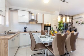 Een koelkast, een oven, een kookplaat, een koffiezetapparaat/waterkoker