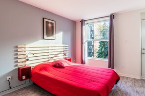 1 soverom, skrivebord, strykejern/-brett og reiseseng for barn