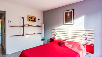 1 slaapkamer, een bureau, een strijkplank/strijkijzer, reisbedje