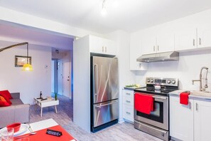 Cafetera y tetera, refrigerador, microondas y horno 