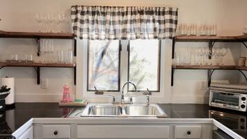 Lave-vaisselle, cafetiĂšre/bouilloire