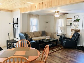 TV - Nathan’s Abode(Lake Placid Cottage Close to Main Street of Lake Placid) (Lake Placid)