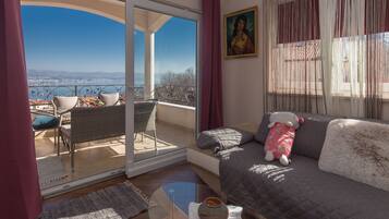 Televisie, een open haard, boeken en een stereo