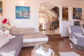 TV, fireplace, books, stereo