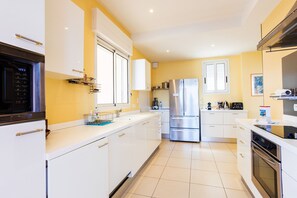 Refrigerador, microondas, horno y lavavajillas