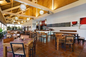 Breakfast, lunch, dinner served; Italian cuisine 