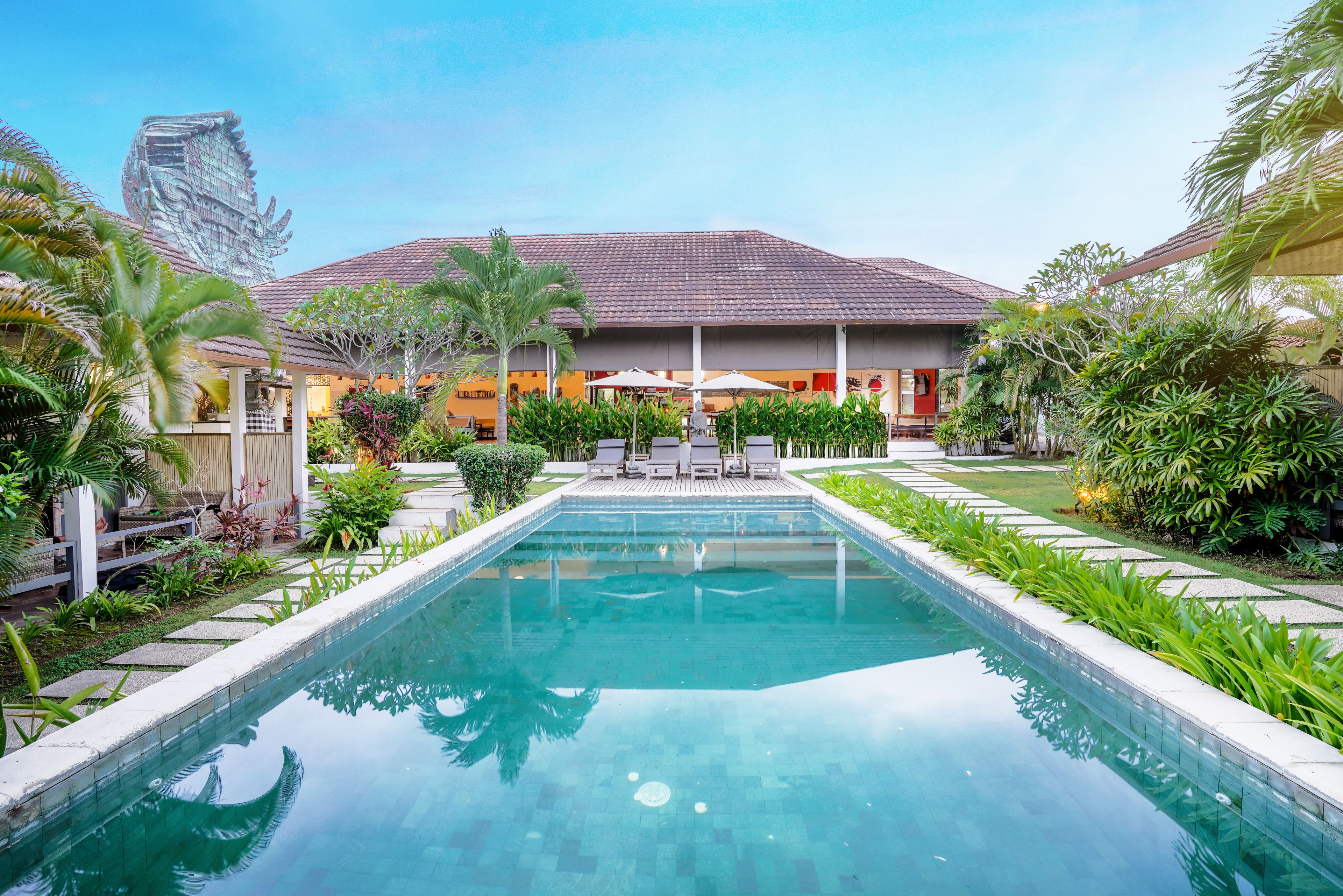 Una piscina al aire libre, tumbonas