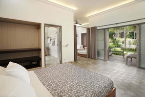 Chambre Quadruple, plusieurs lits, vue jardin | Coffres-forts dans les chambres, bureau