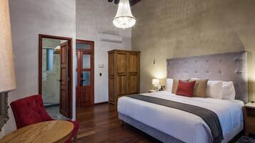 Standard dubbelrum - 1 kingsize-sÀng - balkong - utsikt mot staden | Minibar, vÀrdeförvaringsskÄp pÄ rummet och gratis barnsÀngar