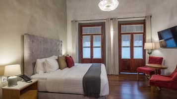 Habitación doble estándar, 1 cama King size, balcón, vista a la ciudad | Minibar, caja de seguridad en la habitación y cunas gratuitas