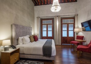 Quarto casal standard, 1 cama King, sacada, vista para a cidade | Frigobar, cofres nos quartos, berços grátis, camas extras/dobráveis
