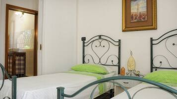 2 bedrooms, iron/ironing board, free WiFi