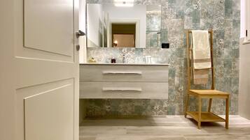 Dusche, Haartrockner, Bidet